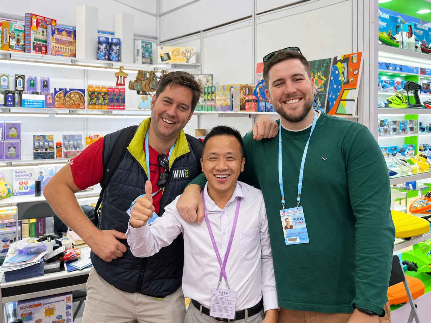 JIMBU team with a supplier partner at a trade fair in China